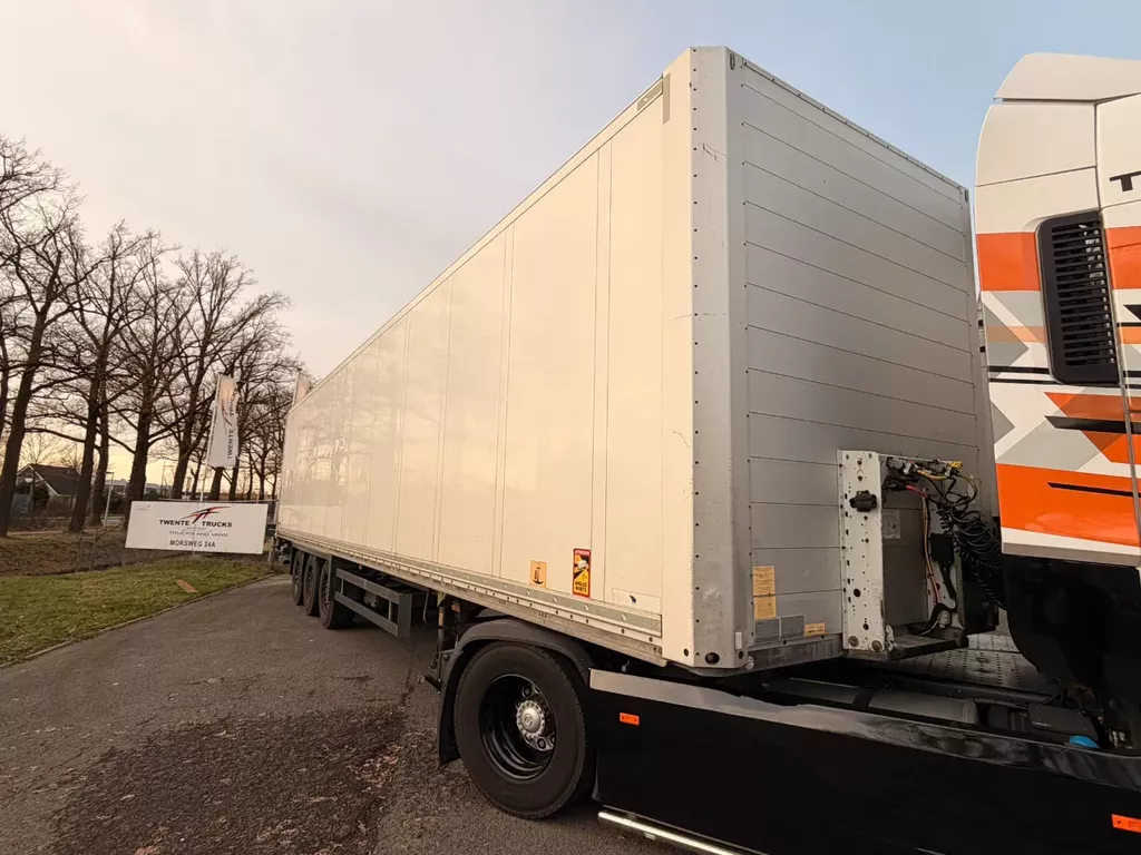 Schmitz Cargobull Kasten doppelstock taillift 3 axle SCB S3B Dryfreight loadlift disk brakes koffer isoliert