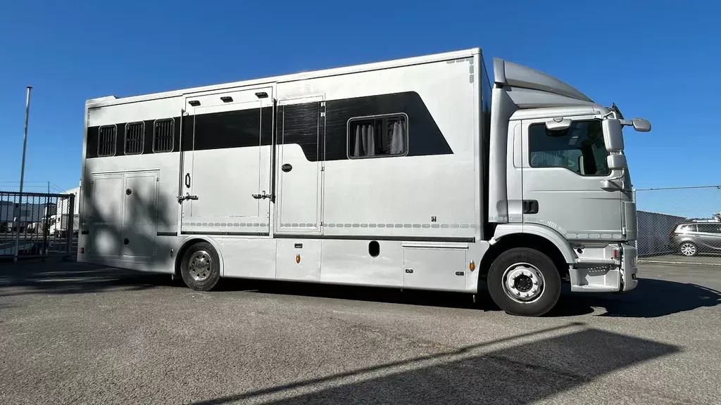 MAN TGM 15.250 5 horses and living brand Krismar